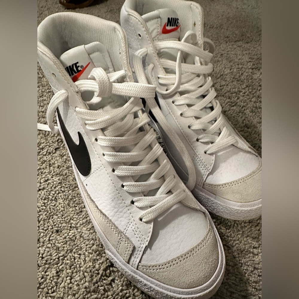 Nike Women's Blazer Mid 77 Shoes